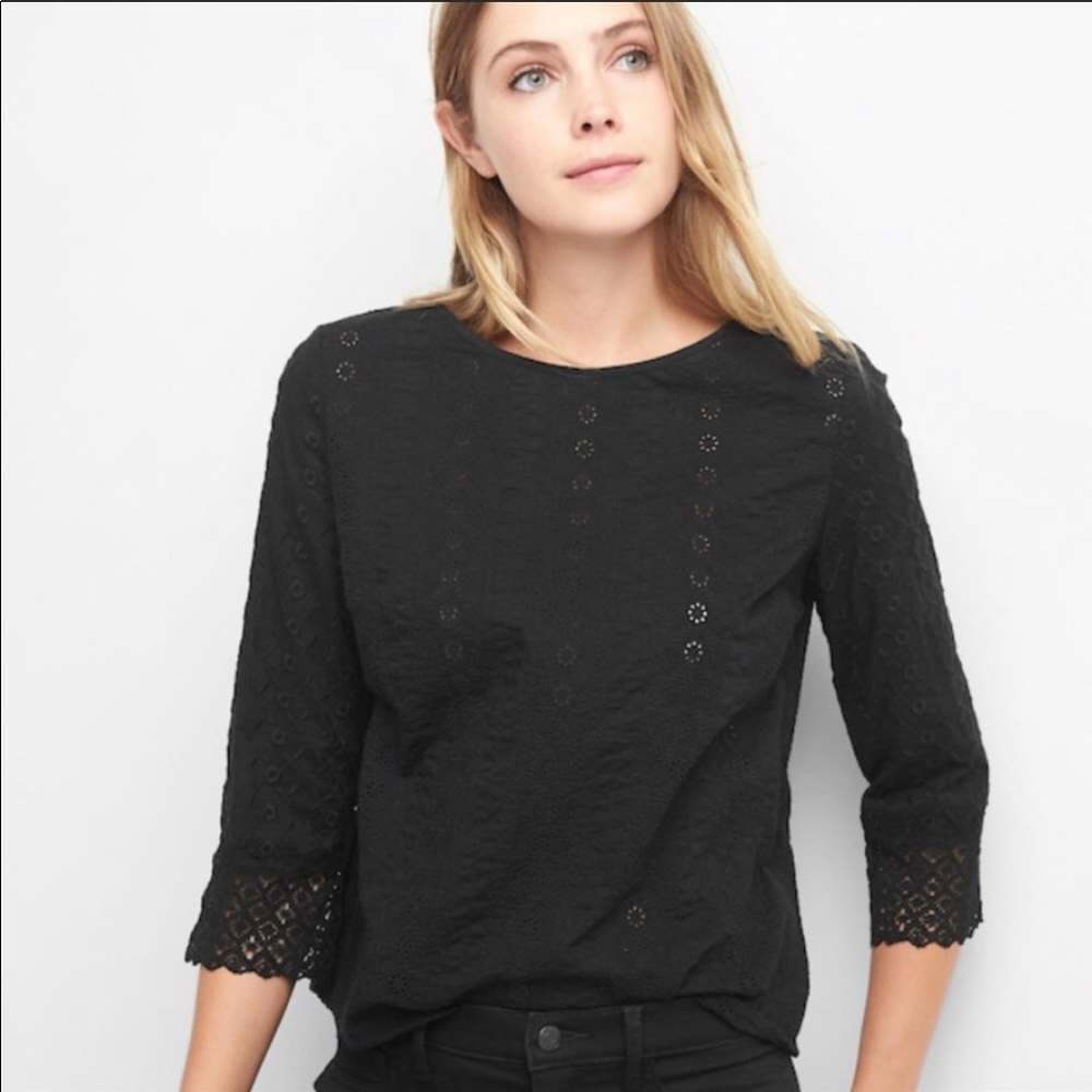 Gap Eyelet Black Top